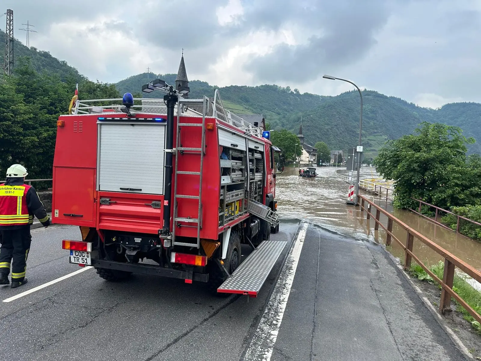 Feuerwehrfahrzeug an der überfluteten B 49 in Karden