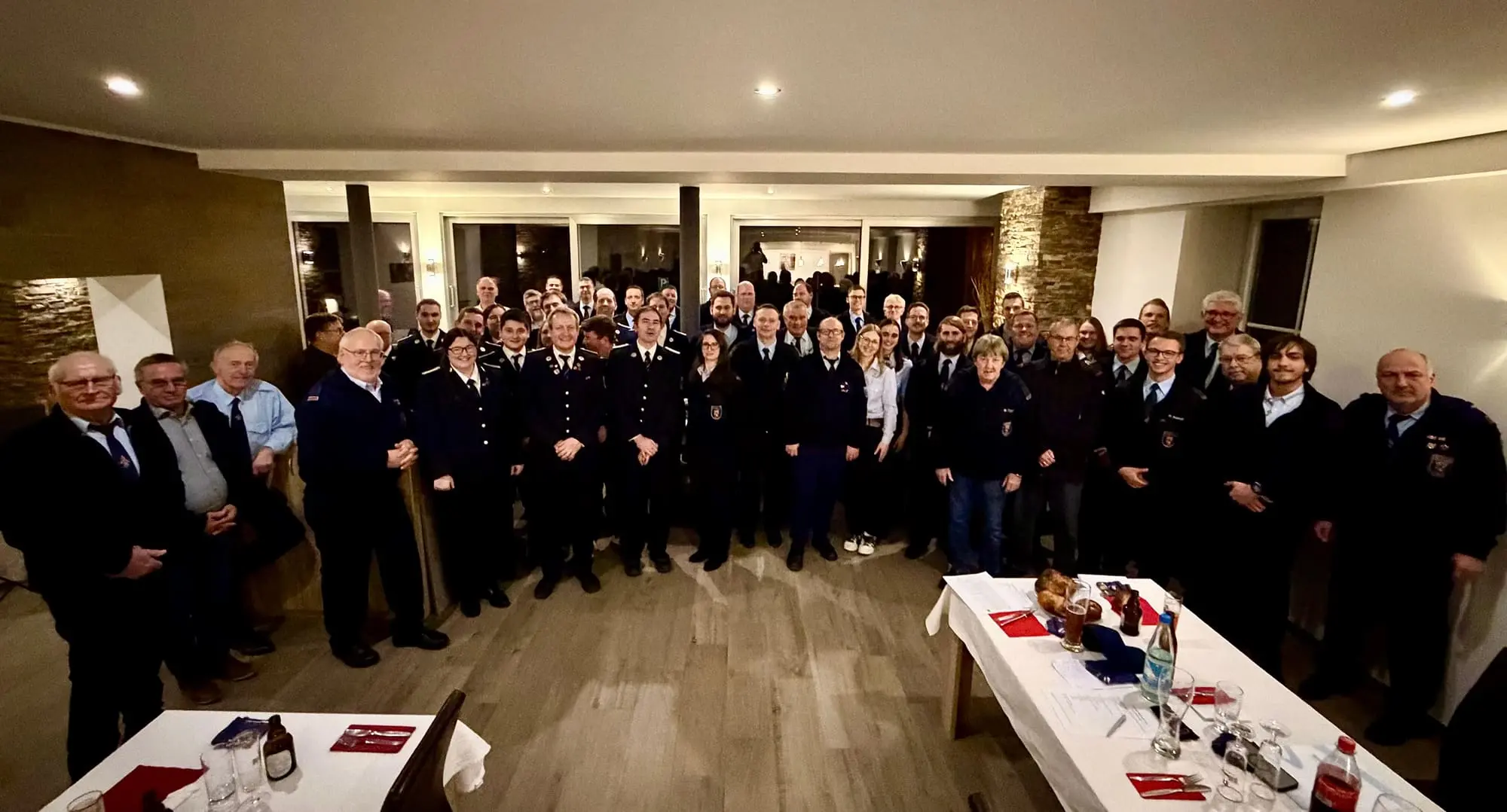 Angehörige der Freiwilligen Feuerwehr Treis mit dem Spielmannszug bei der Jahreshauptversammlung
